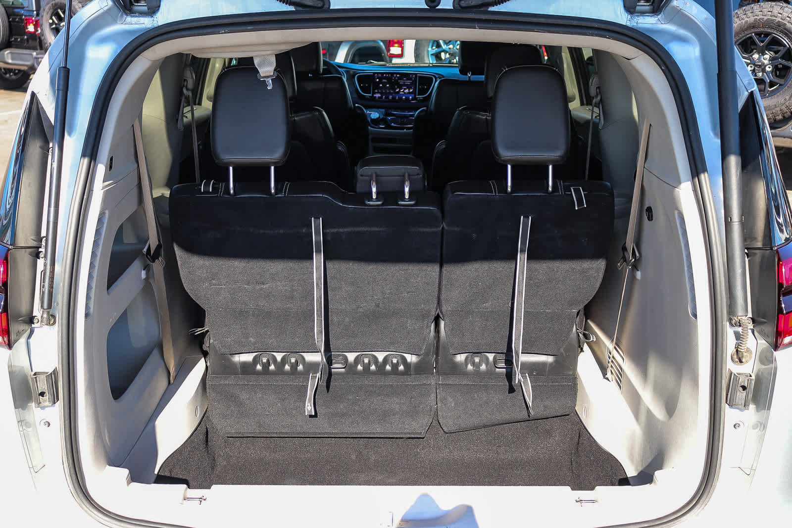 Used 2024 Chrysler Pacifica Touring-L FWD image 27