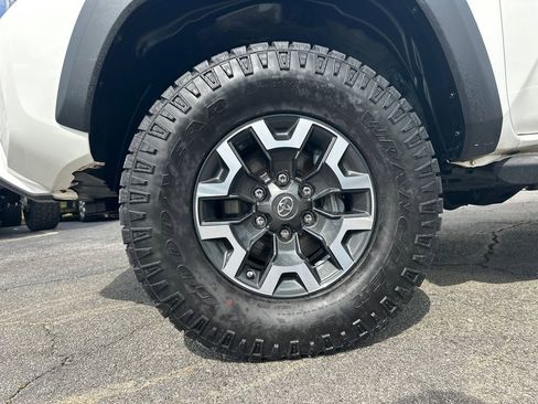 Used 2020 Toyota Tacoma TRD Off-Road w/ TRD Premium Off Road Package AWD/4WD image 12