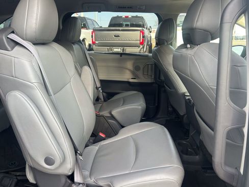 Used 2021 Toyota Sienna XLE image 17