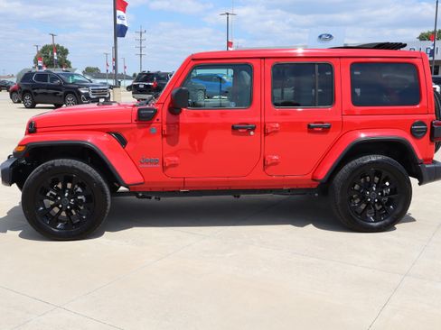 Used 2025 Jeep Wrangler Unlimited Sahara w/ Safety Group AWD/4WD image 8