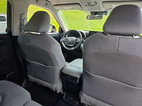 Used 2021 Toyota Highlander LE FWD image 16