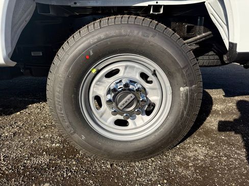 New 2026 Ford F250 XL w/ XL Chrome Package image 10