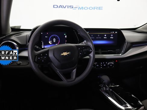 Certified 2025 Chevrolet Trax LT FWD image 17