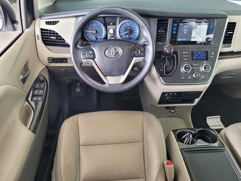 Used 2017 Toyota Sienna XLE Premium image 16