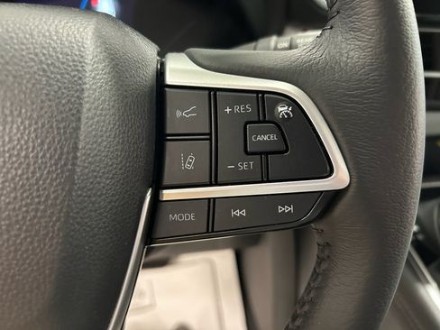 Used 2025 Toyota Sienna XLE FWD image 13