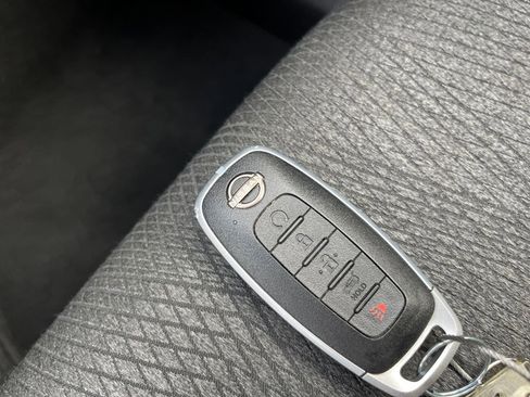 Used 2025 Nissan Rogue SV image 28