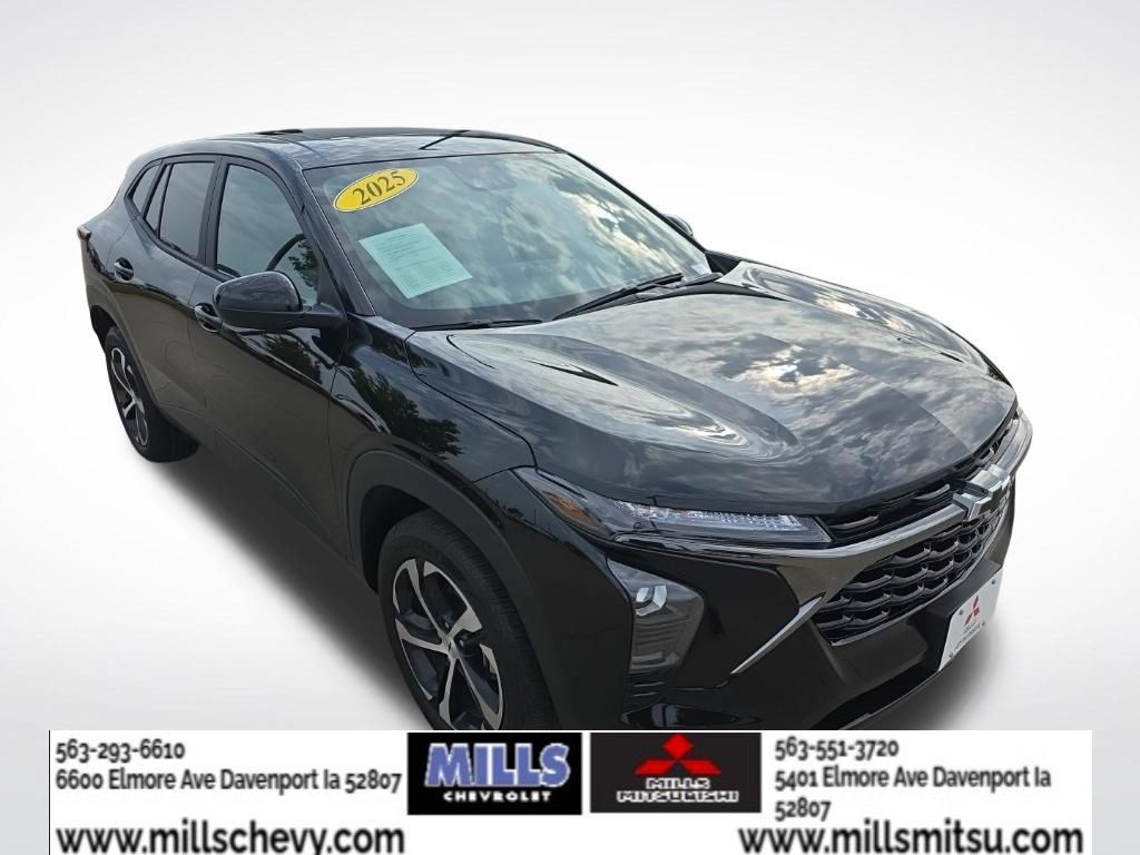 Used 2025 Chevrolet Trax RS w/ Sunroof Package FWD image 7