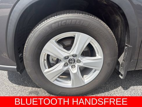 Used 2024 Toyota Highlander LE FWD image 4