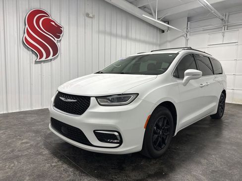 Used 2022 Chrysler Pacifica Touring-L FWD image 1