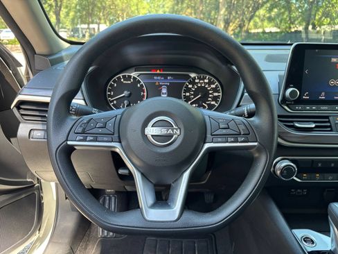 Used 2025 Nissan Altima 2.5 SV FWD image 28