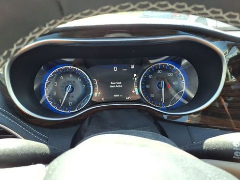 Used 2023 Chrysler Pacifica Limited AWD/4WD image 10