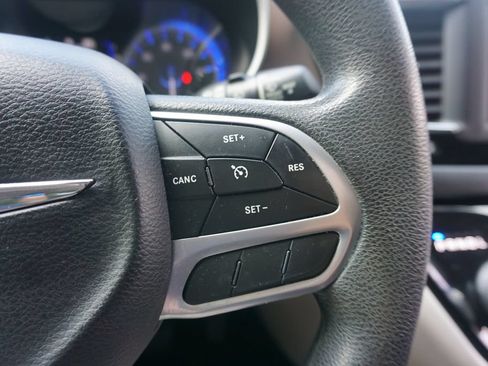 Used 2018 Chrysler Pacifica Touring Plus FWD image 8
