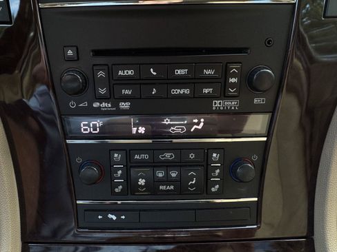 Used 2013 Cadillac Escalade Luxury RWD image 26