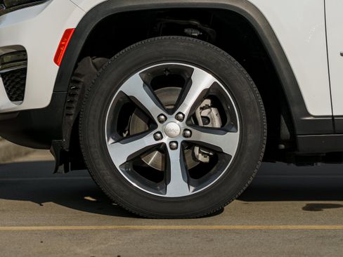 Used 2023 Jeep Grand Cherokee 4WD 4xe image 28