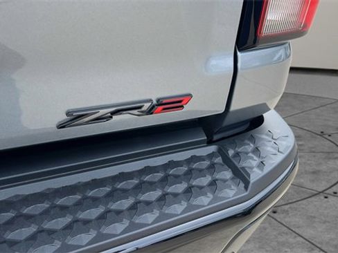 Used 2025 Chevrolet Colorado ZR2 w/ Technology Package image 11