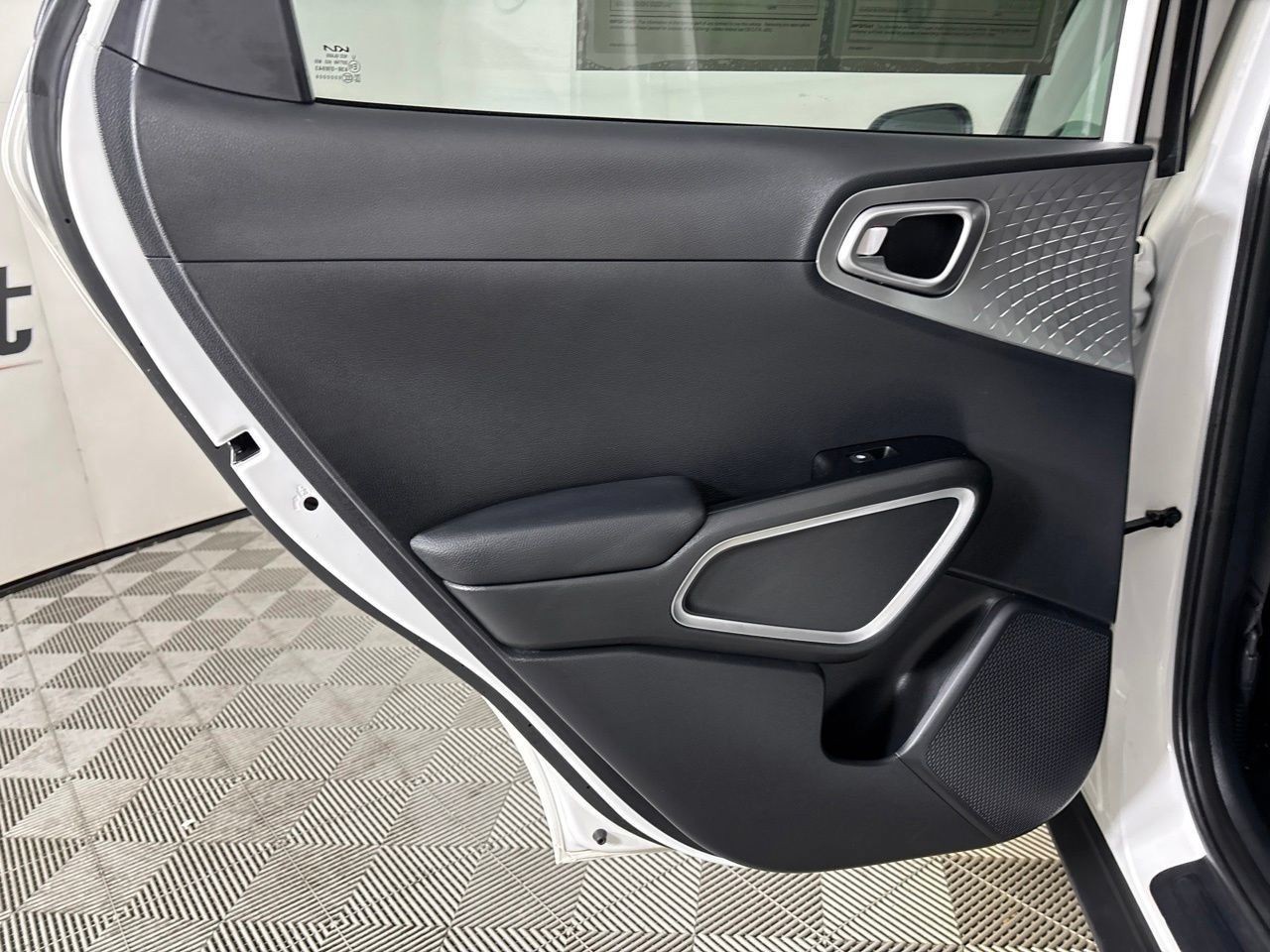 Used 2025 Kia Soul LX w/ LX Technology Package FWD image 21