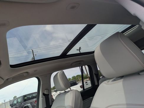 Used 2023 Jeep Grand Cherokee Overland image 16