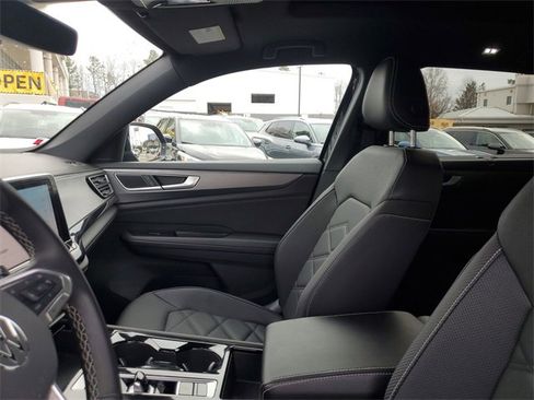 Certified 2025 Volkswagen Atlas Cross Sport SE w/ Panoramic Sunroof Package image 17