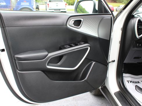 Used 2025 Kia Soul LX FWD image 12