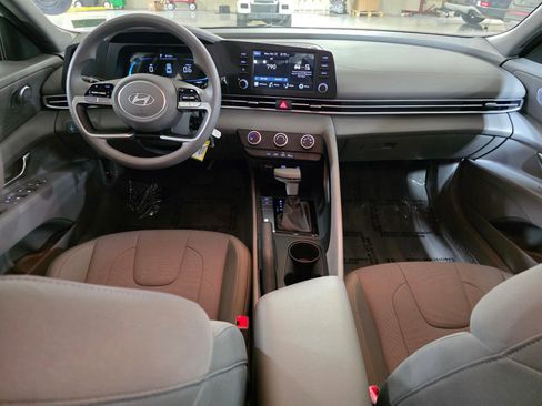 Certified 2025 Hyundai Elantra SE image 18