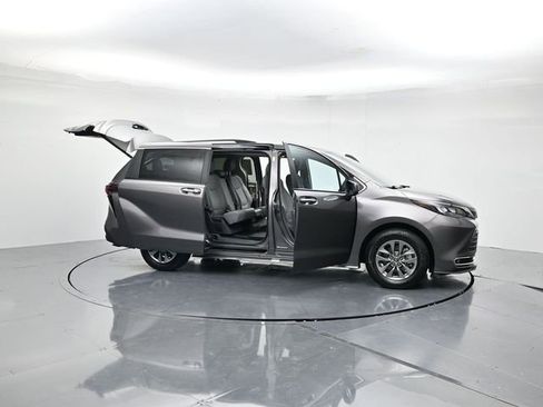 Used 2024 Toyota Sienna XLE image 50