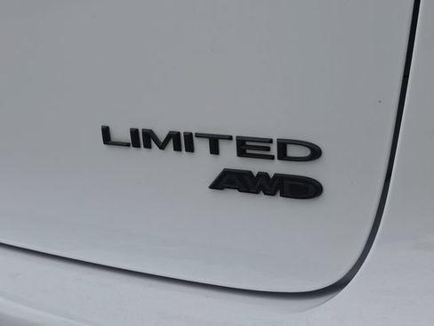 Used 2024 Chrysler Pacifica Limited AWD/4WD image 43