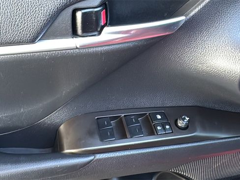 Used 2023 Toyota Camry SE image 19