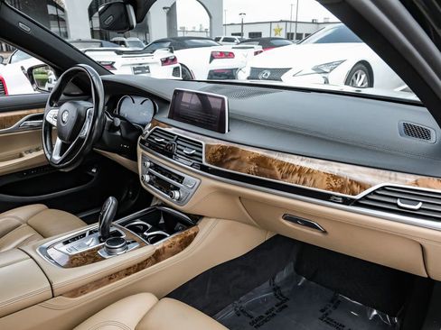 Used 2019 BMW 750i xDrive w/ M Sport Package AWD/4WD image 10