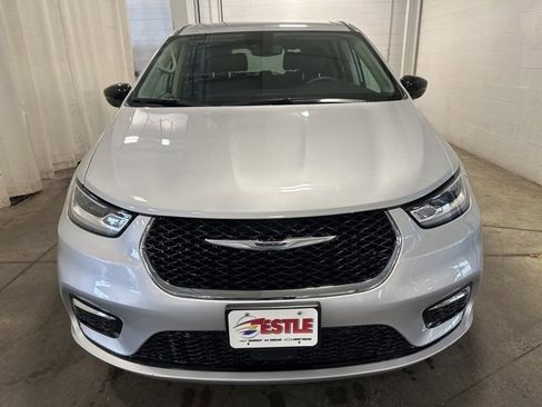 Used 2024 Chrysler Pacifica Touring-L image 2