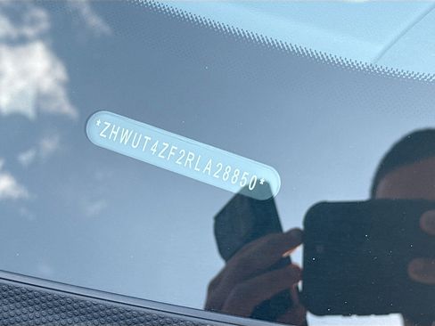 Used 2024 Lamborghini Huracan EVO image 28