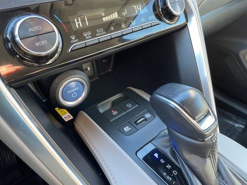 Certified 2021 Toyota Venza LE image 31