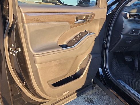 Used 2022 Toyota Highlander Limited image 10