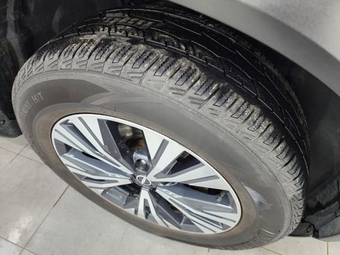 Used 2023 Nissan Rogue SV image 3