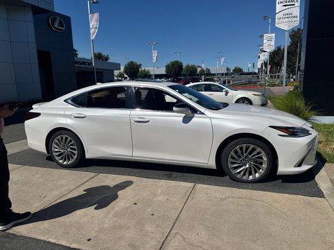 Used 2023 Lexus ES 300h w/ Accessory Package (Z1) FWD image 7