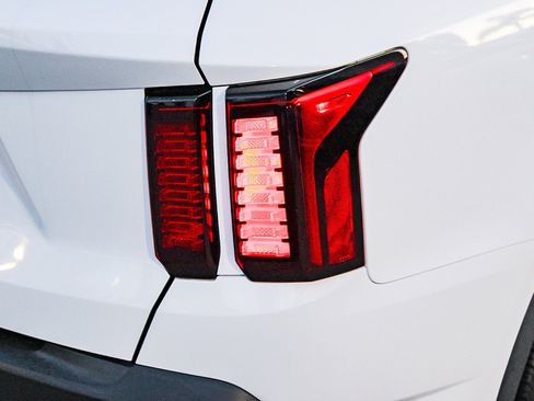 Used 2023 Kia Sorento LX image 10