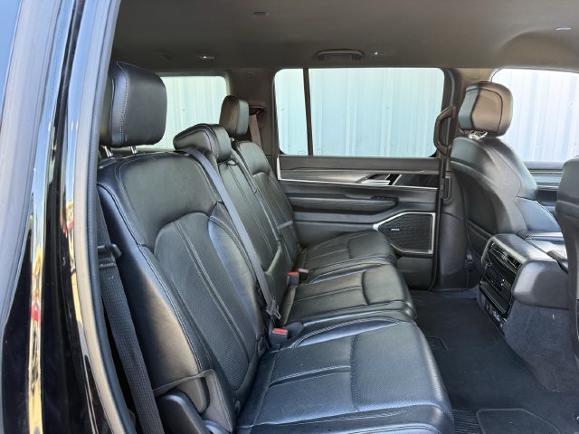 Used 2024 Jeep Wagoneer L Series II RWD image 30