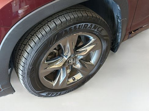 Used 2018 Toyota Highlander Limited Platinum AWD/4WD image 11