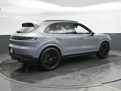 Used 2024 Porsche Cayenne image 3