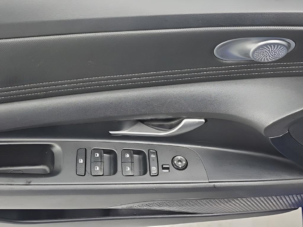 Certified 2025 Hyundai Elantra Limited FWD image 11