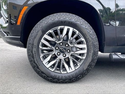 Used 2025 Chevrolet Tahoe Z71 w/ Comfort Package AWD/4WD image 7