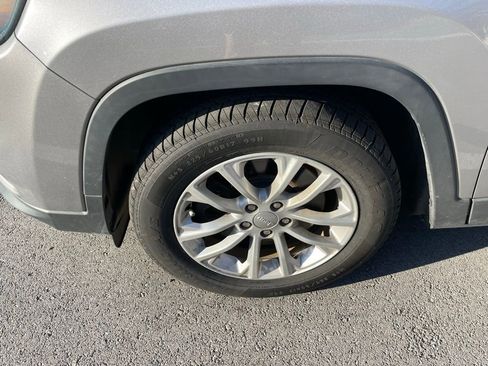 Used 2019 Jeep Cherokee Latitude w/ Popular Appearance Group image 9