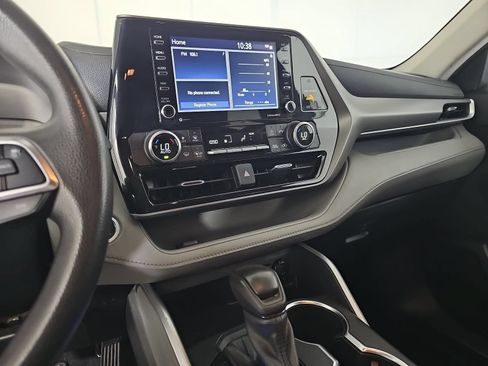 Used 2021 Toyota Highlander L FWD image 18
