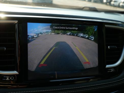 Used 2025 Chrysler Pacifica Limited FWD image 27