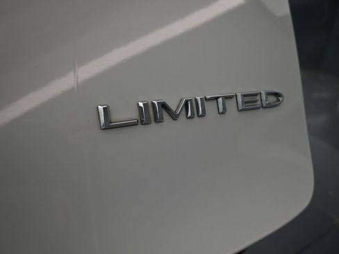 Used 2023 Chrysler Pacifica Limited image 24