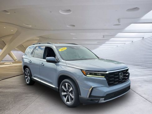 Used 2025 Honda Pilot Touring image 1
