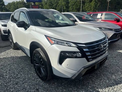 Used 2025 Nissan Rogue SL w/ Tech Package FWD image 2