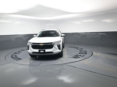 Used 2025 Chevrolet Trax LT w/ Driver Confidence Package image 5