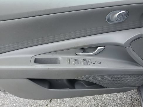 Used 2025 Hyundai Elantra SE FWD image 18