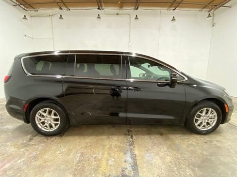 Used 2025 Chrysler Pacifica Select FWD image 6