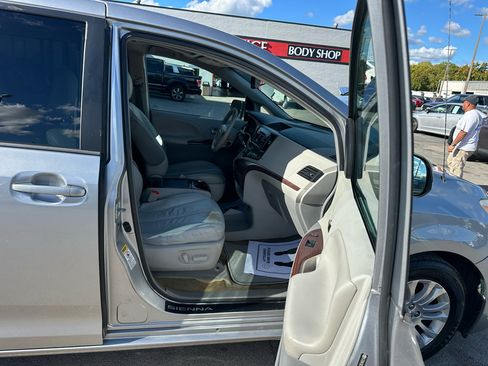 Used 2013 Toyota Sienna XLE image 10